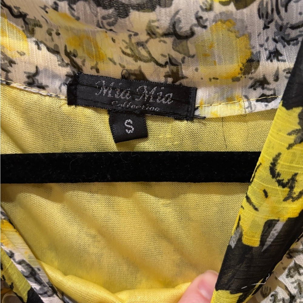 Floral Yellow and Black Pleated Dress - Picture 3 of 3